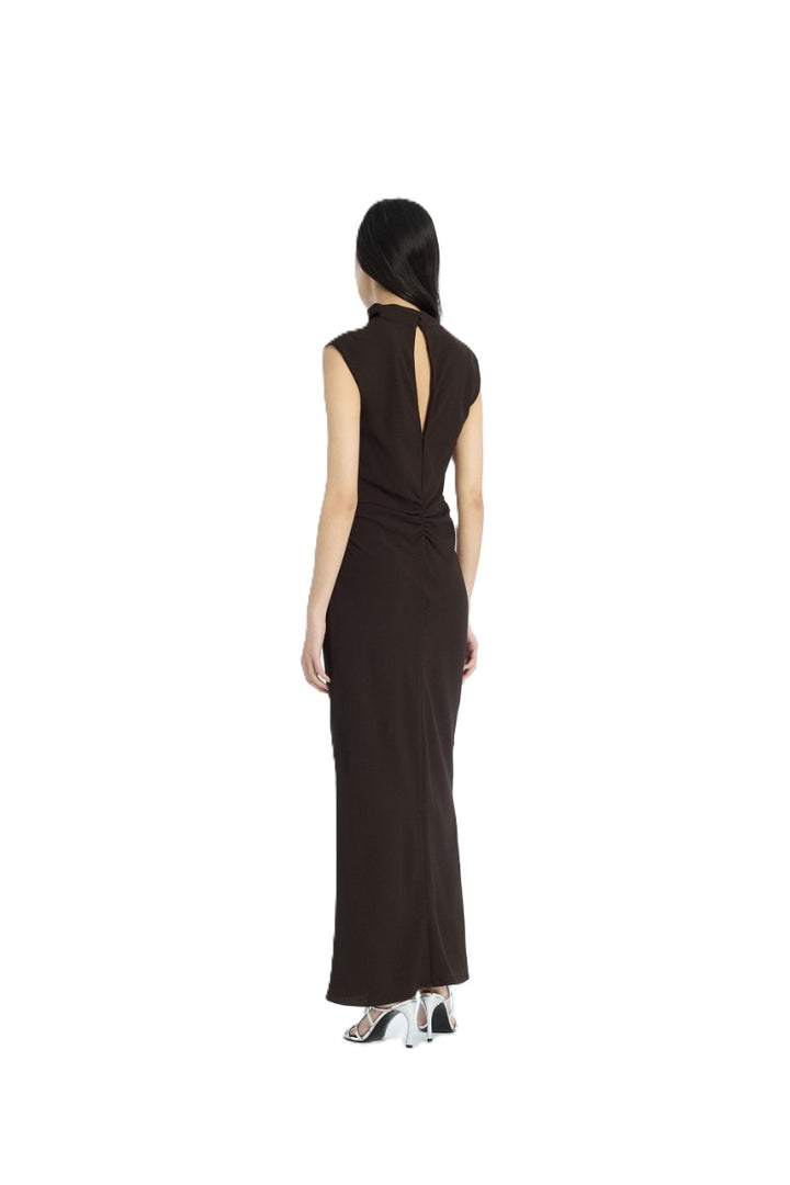 Kleid Rotate in dunkelbraun. Das ärmellose Midikleid besticht durch seinen hohen Ausschnitt und die Raffungen an der Taille. Es hat eine schmale Silhouette, einen Schlitz am Rücken und einen Knopfverschluss am Hals.
