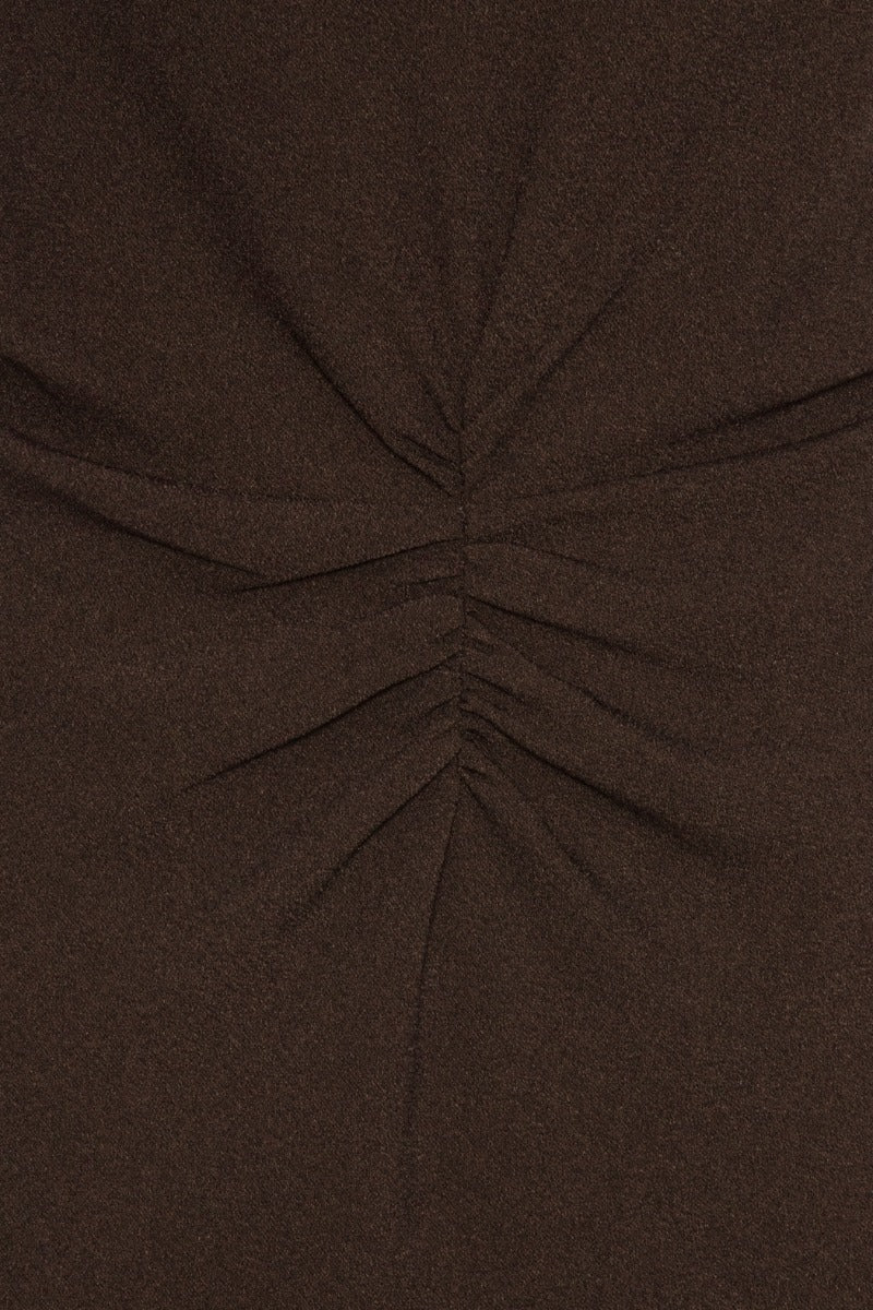 Kleid Rotate in dunkelbraun. Das ärmellose Midikleid besticht durch seinen hohen Ausschnitt und die Raffungen an der Taille. Es hat eine schmale Silhouette, einen Schlitz am Rücken und einen Knopfverschluss am Hals.