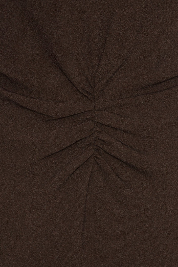 Kleid Rotate in dunkelbraun. Das ärmellose Midikleid besticht durch seinen hohen Ausschnitt und die Raffungen an der Taille. Es hat eine schmale Silhouette, einen Schlitz am Rücken und einen Knopfverschluss am Hals.