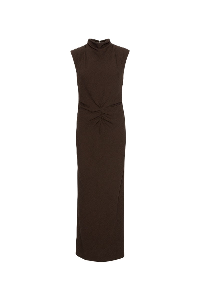 Kleid Rotate in dunkelbraun. Das ärmellose Midikleid besticht durch seinen hohen Ausschnitt und die Raffungen an der Taille. Es hat eine schmale Silhouette, einen Schlitz am Rücken und einen Knopfverschluss am Hals.