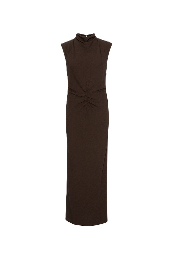 Kleid Rotate in dunkelbraun. Das ärmellose Midikleid besticht durch seinen hohen Ausschnitt und die Raffungen an der Taille. Es hat eine schmale Silhouette, einen Schlitz am Rücken und einen Knopfverschluss am Hals.