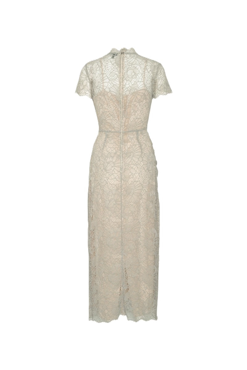 Kleid Rotate in grau. Dieses elegante figurbetonte Midikleid aus zarter, floraler Spitze besticht durch kurze Ärmel, einen hohen Ausschnitt, geschwungene Spitzenkanten und eine gerade, knöchellange Silhouette mit verdecktem Reißverschluss am Rücken. Das farblich abgestimmte Futter sorgt für Bedeckung am Körper, während die Spitze an Ausschnitt und Ärmeln transparent bleibt.