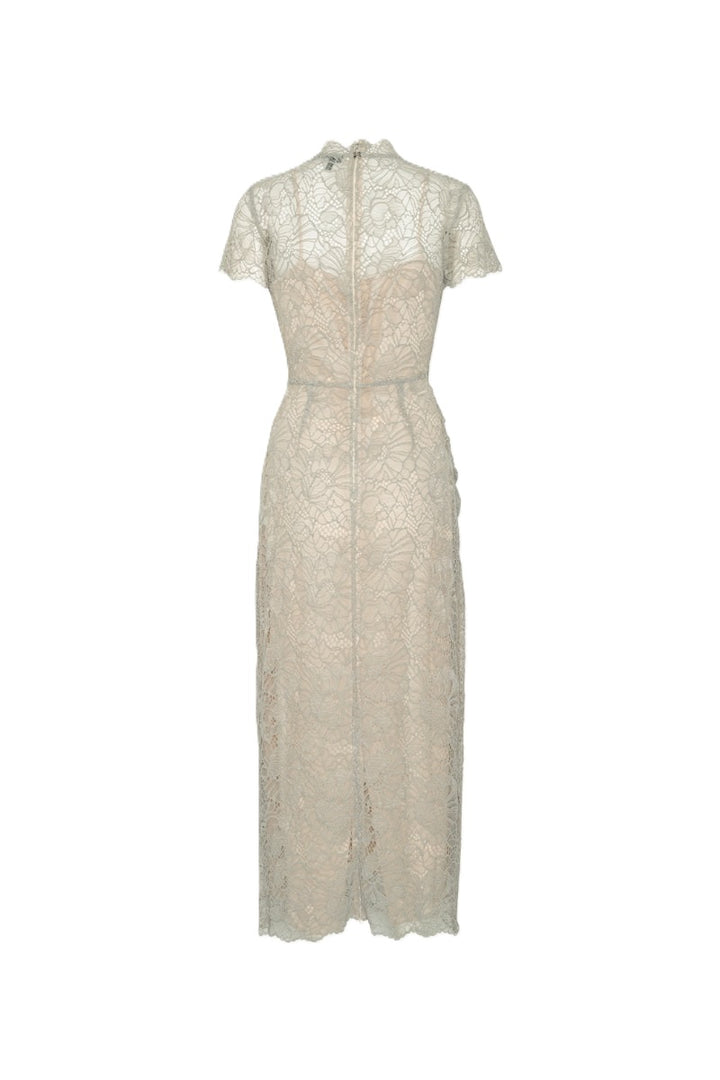 Kleid Rotate in grau. Dieses elegante figurbetonte Midikleid aus zarter, floraler Spitze besticht durch kurze Ärmel, einen hohen Ausschnitt, geschwungene Spitzenkanten und eine gerade, knöchellange Silhouette mit verdecktem Reißverschluss am Rücken. Das farblich abgestimmte Futter sorgt für Bedeckung am Körper, während die Spitze an Ausschnitt und Ärmeln transparent bleibt.