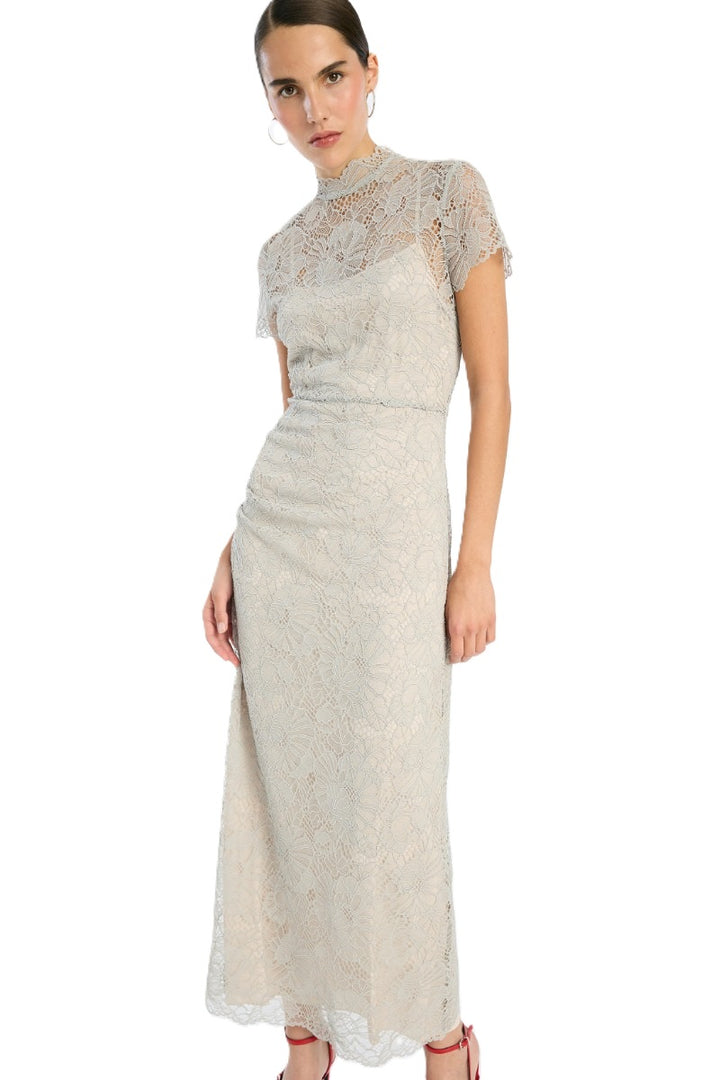 Kleid Rotate in grau. Dieses elegante figurbetonte Midikleid aus zarter, floraler Spitze besticht durch kurze Ärmel, einen hohen Ausschnitt, geschwungene Spitzenkanten und eine gerade, knöchellange Silhouette mit verdecktem Reißverschluss am Rücken. Das farblich abgestimmte Futter sorgt für Bedeckung am Körper, während die Spitze an Ausschnitt und Ärmeln transparent bleibt.