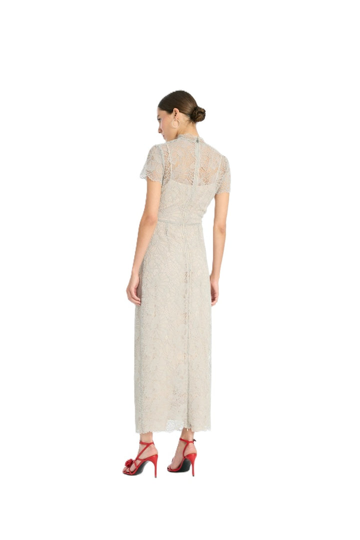 Kleid Rotate in grau. Dieses elegante figurbetonte Midikleid aus zarter, floraler Spitze besticht durch kurze Ärmel, einen hohen Ausschnitt, geschwungene Spitzenkanten und eine gerade, knöchellange Silhouette mit verdecktem Reißverschluss am Rücken. Das farblich abgestimmte Futter sorgt für Bedeckung am Körper, während die Spitze an Ausschnitt und Ärmeln transparent bleibt.