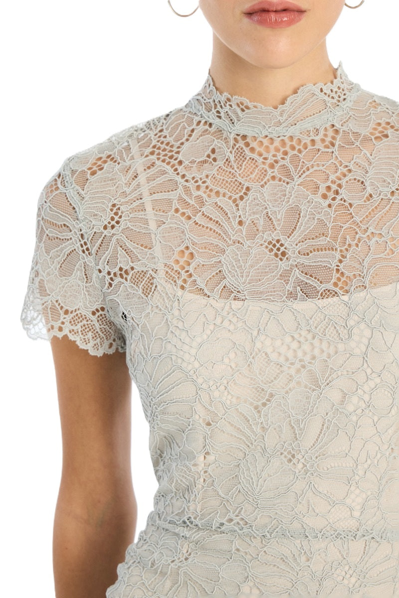 Kleid Rotate in grau. Dieses elegante figurbetonte Midikleid aus zarter, floraler Spitze besticht durch kurze Ärmel, einen hohen Ausschnitt, geschwungene Spitzenkanten und eine gerade, knöchellange Silhouette mit verdecktem Reißverschluss am Rücken. Das farblich abgestimmte Futter sorgt für Bedeckung am Körper, während die Spitze an Ausschnitt und Ärmeln transparent bleibt.