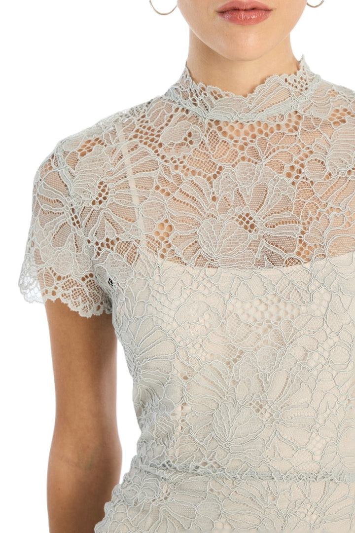 Kleid Rotate in grau. Dieses elegante figurbetonte Midikleid aus zarter, floraler Spitze besticht durch kurze Ärmel, einen hohen Ausschnitt, geschwungene Spitzenkanten und eine gerade, knöchellange Silhouette mit verdecktem Reißverschluss am Rücken. Das farblich abgestimmte Futter sorgt für Bedeckung am Körper, während die Spitze an Ausschnitt und Ärmeln transparent bleibt.