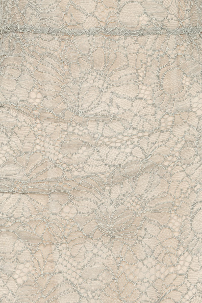 Kleid Rotate in grau. Dieses elegante figurbetonte Midikleid aus zarter, floraler Spitze besticht durch kurze Ärmel, einen hohen Ausschnitt, geschwungene Spitzenkanten und eine gerade, knöchellange Silhouette mit verdecktem Reißverschluss am Rücken. Das farblich abgestimmte Futter sorgt für Bedeckung am Körper, während die Spitze an Ausschnitt und Ärmeln transparent bleibt.