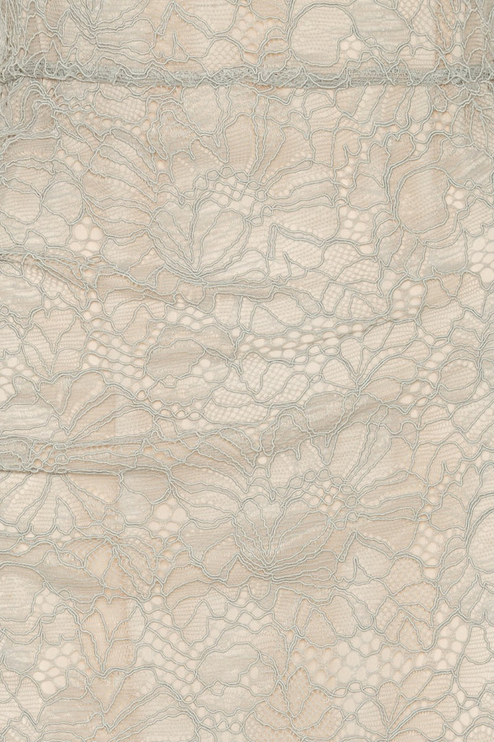 Kleid Rotate in grau. Dieses elegante figurbetonte Midikleid aus zarter, floraler Spitze besticht durch kurze Ärmel, einen hohen Ausschnitt, geschwungene Spitzenkanten und eine gerade, knöchellange Silhouette mit verdecktem Reißverschluss am Rücken. Das farblich abgestimmte Futter sorgt für Bedeckung am Körper, während die Spitze an Ausschnitt und Ärmeln transparent bleibt.