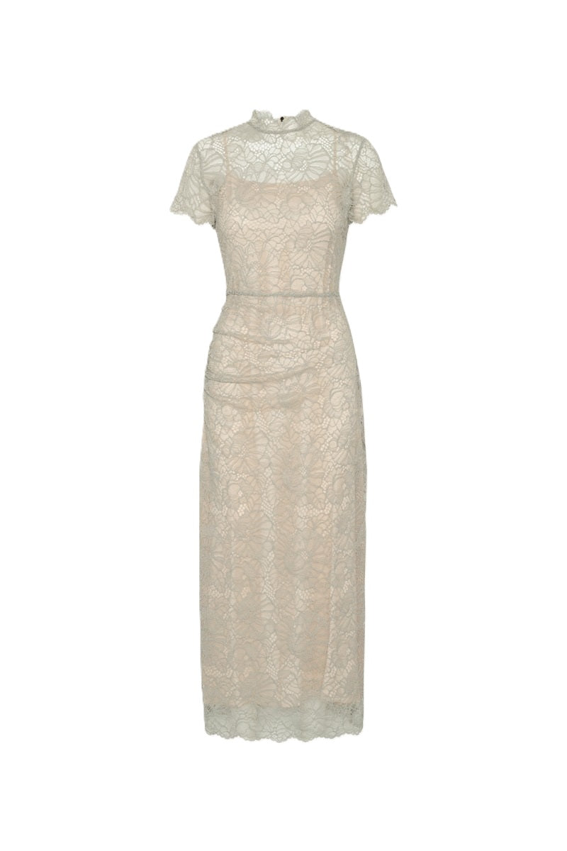 Kleid Rotate in grau. Dieses elegante figurbetonte Midikleid aus zarter, floraler Spitze besticht durch kurze Ärmel, einen hohen Ausschnitt, geschwungene Spitzenkanten und eine gerade, knöchellange Silhouette mit verdecktem Reißverschluss am Rücken. Das farblich abgestimmte Futter sorgt für Bedeckung am Körper, während die Spitze an Ausschnitt und Ärmeln transparent bleibt.
