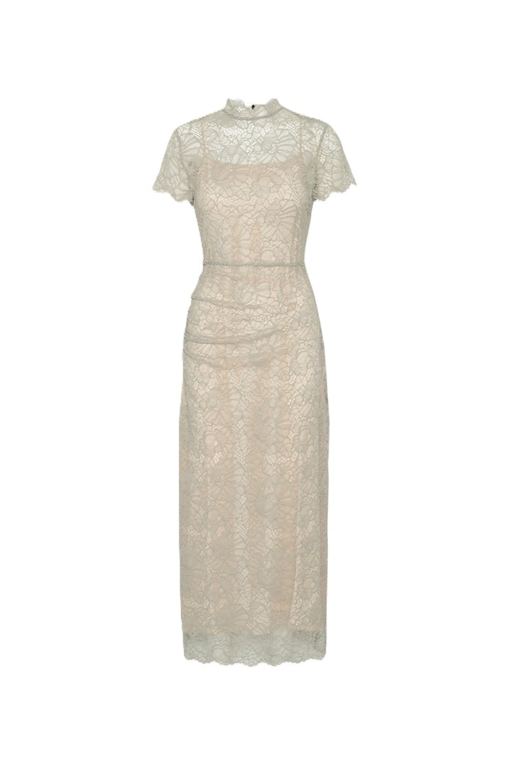 Kleid Rotate in grau. Dieses elegante figurbetonte Midikleid aus zarter, floraler Spitze besticht durch kurze Ärmel, einen hohen Ausschnitt, geschwungene Spitzenkanten und eine gerade, knöchellange Silhouette mit verdecktem Reißverschluss am Rücken. Das farblich abgestimmte Futter sorgt für Bedeckung am Körper, während die Spitze an Ausschnitt und Ärmeln transparent bleibt.