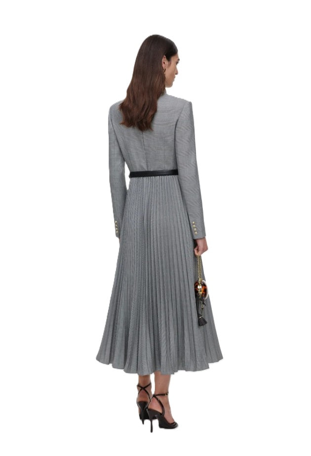 Kleid Self-Portrait grau kariert. Dieses elegante Midikleid vereint zeitlose Eleganz mit modernen Details. Der hohe Kragen, das edle Karomuster und die taillierte Silhouette mit abnehmbarem Gürtel sorgen für eine feminine Ausstrahlung, während der fließende Plisseerock dem Design eine besondere Leichtigkeit verleiht. Goldene Knopfakzente an den Ärmelbündchen und der verdeckte Reißverschluss am Rücken.