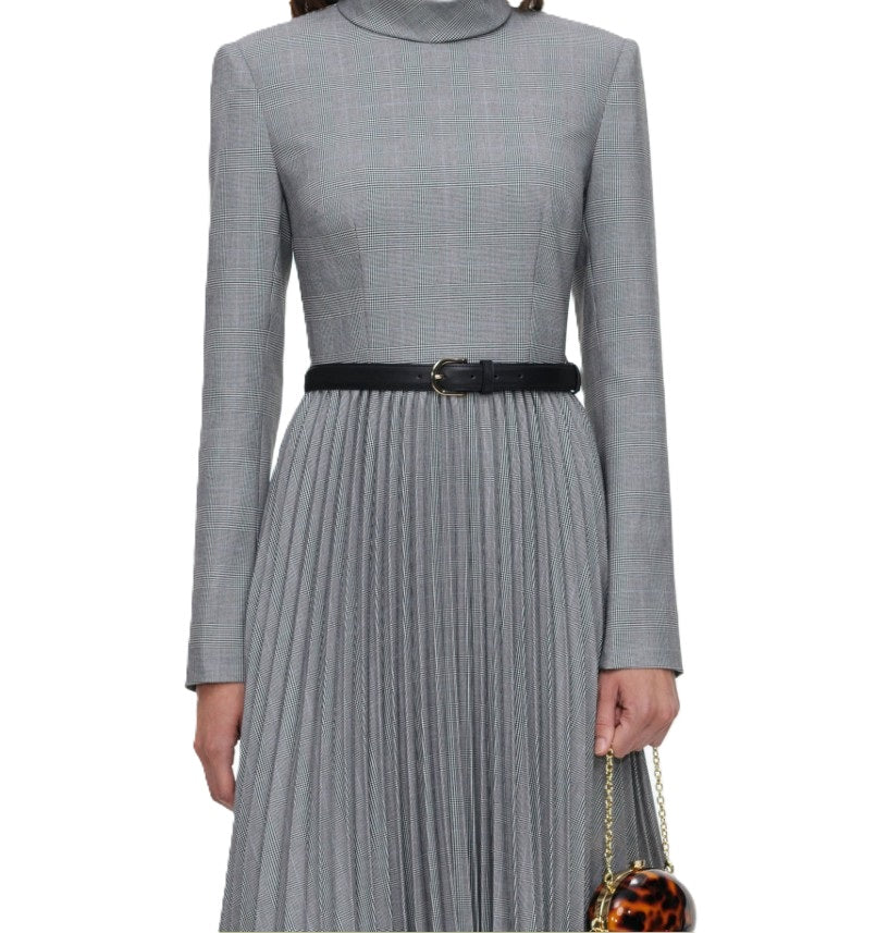 Kleid Self-Portrait grau kariert. Dieses elegante Midikleid vereint zeitlose Eleganz mit modernen Details. Der hohe Kragen, das edle Karomuster und die taillierte Silhouette mit abnehmbarem Gürtel sorgen für eine feminine Ausstrahlung, während der fließende Plisseerock dem Design eine besondere Leichtigkeit verleiht. Goldene Knopfakzente an den Ärmelbündchen und der verdeckte Reißverschluss am Rücken.