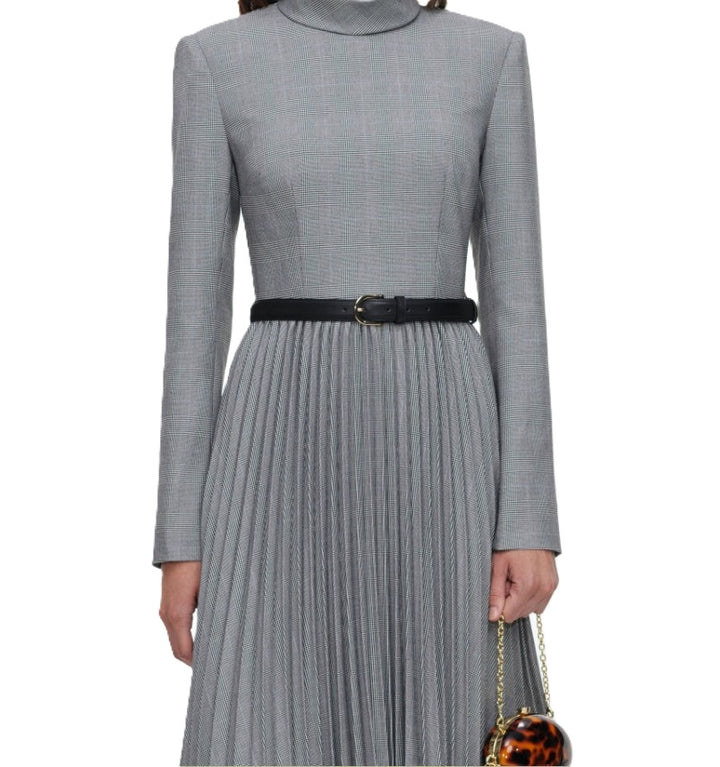 Kleid Self-Portrait grau kariert. Dieses elegante Midikleid vereint zeitlose Eleganz mit modernen Details. Der hohe Kragen, das edle Karomuster und die taillierte Silhouette mit abnehmbarem Gürtel sorgen für eine feminine Ausstrahlung, während der fließende Plisseerock dem Design eine besondere Leichtigkeit verleiht. Goldene Knopfakzente an den Ärmelbündchen und der verdeckte Reißverschluss am Rücken.