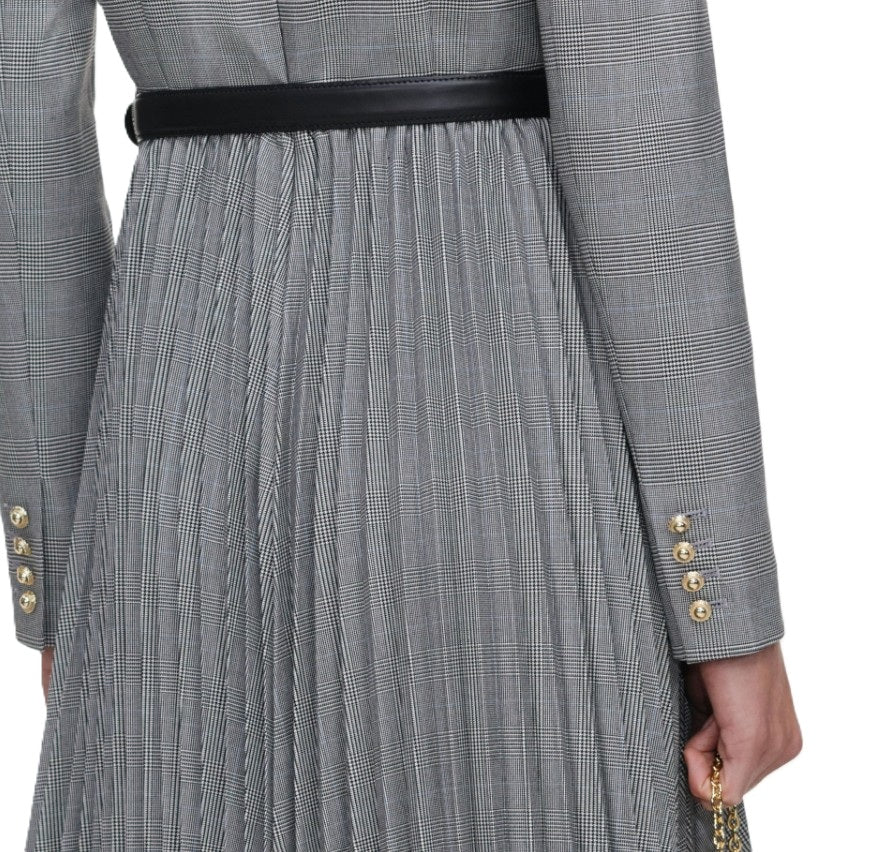 Kleid Self-Portrait grau kariert. Dieses elegante Midikleid vereint zeitlose Eleganz mit modernen Details. Der hohe Kragen, das edle Karomuster und die taillierte Silhouette mit abnehmbarem Gürtel sorgen für eine feminine Ausstrahlung, während der fließende Plisseerock dem Design eine besondere Leichtigkeit verleiht. Goldene Knopfakzente an den Ärmelbündchen und der verdeckte Reißverschluss am Rücken.