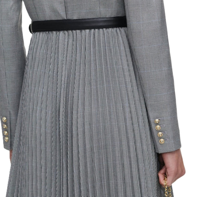 Kleid Self-Portrait grau kariert. Dieses elegante Midikleid vereint zeitlose Eleganz mit modernen Details. Der hohe Kragen, das edle Karomuster und die taillierte Silhouette mit abnehmbarem Gürtel sorgen für eine feminine Ausstrahlung, während der fließende Plisseerock dem Design eine besondere Leichtigkeit verleiht. Goldene Knopfakzente an den Ärmelbündchen und der verdeckte Reißverschluss am Rücken.