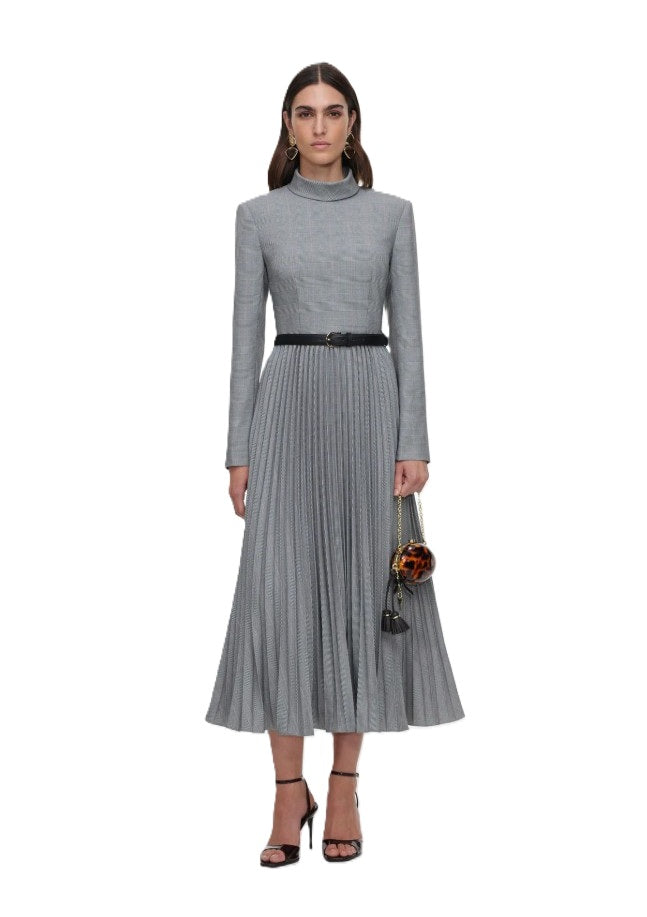 Kleid Self-Portrait grau kariert. Dieses elegante Midikleid vereint zeitlose Eleganz mit modernen Details. Der hohe Kragen, das edle Karomuster und die taillierte Silhouette mit abnehmbarem Gürtel sorgen für eine feminine Ausstrahlung, während der fließende Plisseerock dem Design eine besondere Leichtigkeit verleiht. Goldene Knopfakzente an den Ärmelbündchen und der verdeckte Reißverschluss am Rücken.