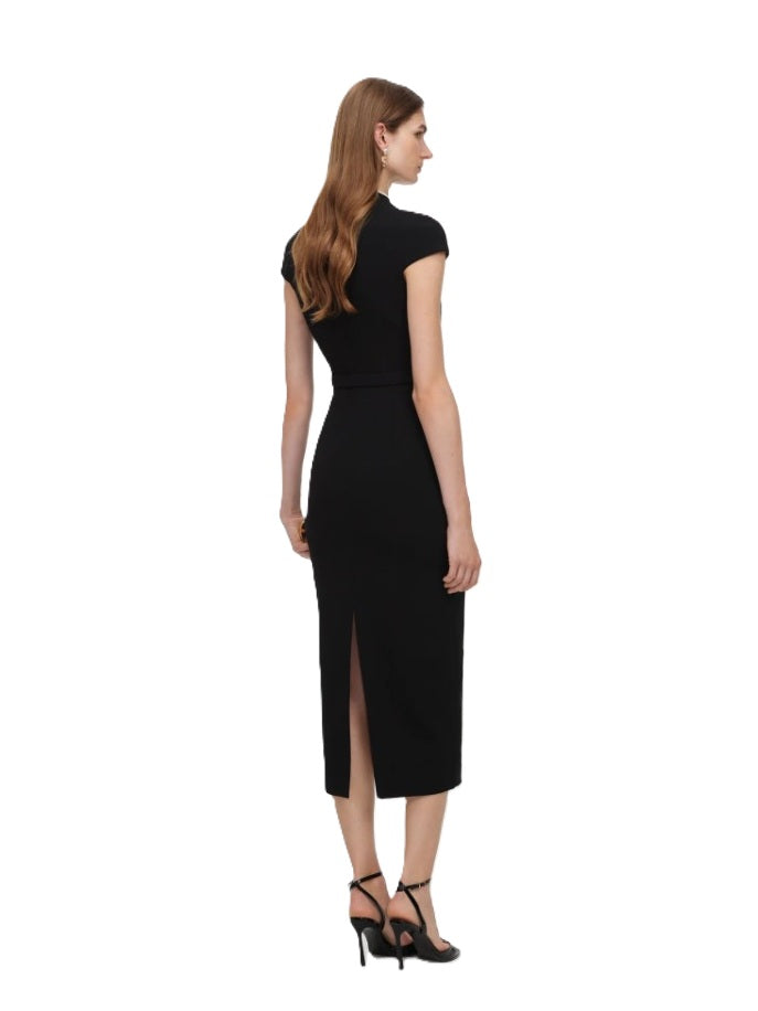 Kleid Self-Portrait in schwarz. Dieses elegante Midikleid begeistert mit einer figurbetonten Silhouette und edlen Details. Die dekorative Schleife mit Blumenbrosche am Kragen, kontrastierende Besätze sowie goldene Knöpfe mit Perlenverzierung verleihen dem Design eine besonders luxuriöse Ausstrahlung. Aufgesetzte Taschen