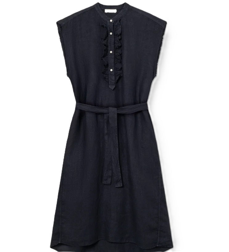 Kleid von So Sue Barcelona Dress in navy. Mittellanges Kleid mit Rüschendetail am Ausschnitt, halber Knopfleiste und Gürtel. Aus 100% Leinen, perfekt für den Sommer. 
