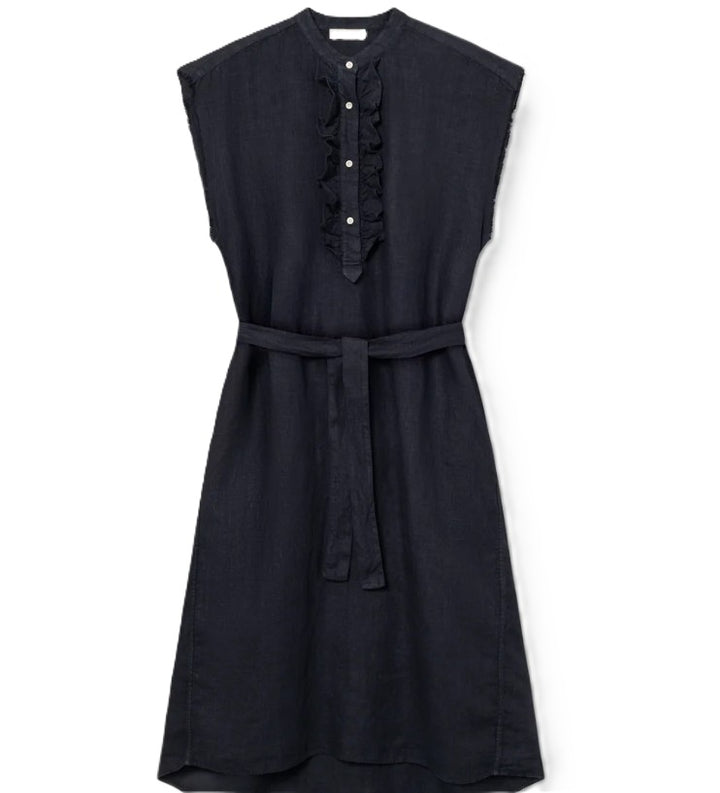 Kleid von So Sue Barcelona Dress in navy. Mittellanges Kleid mit Rüschendetail am Ausschnitt, halber Knopfleiste und Gürtel. Aus 100% Leinen, perfekt für den Sommer. 