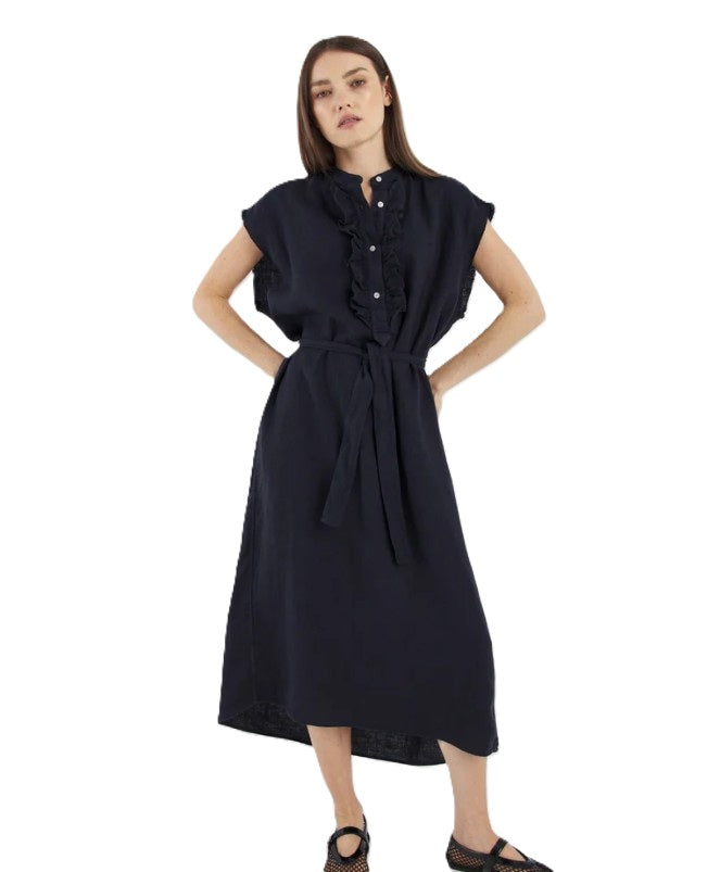 Kleid von So Sue Barcelona Dress in navy. Mittellanges Kleid mit Rüschendetail am Ausschnitt, halber Knopfleiste und Gürtel. Aus 100% Leinen, perfekt für den Sommer. 