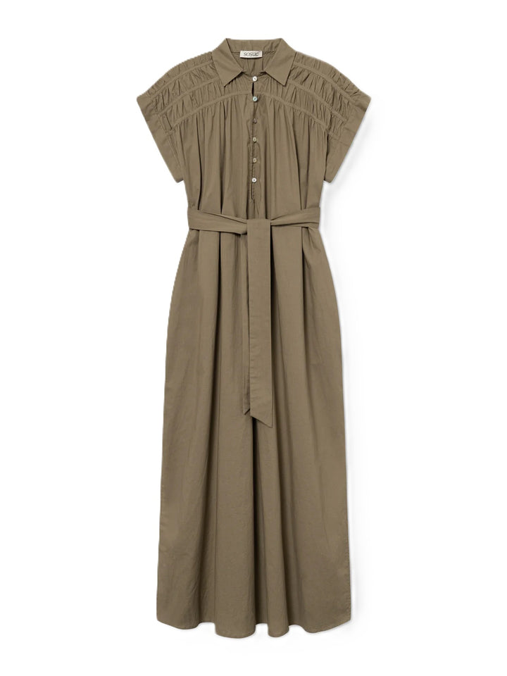 Kleid von So Sue Maui dress in oliv. Langes Kleid mit Gürtel und Fältelungen an der Schulter. Knopfleiste und leichte sommerliche Ware. Fällt groß aus. 