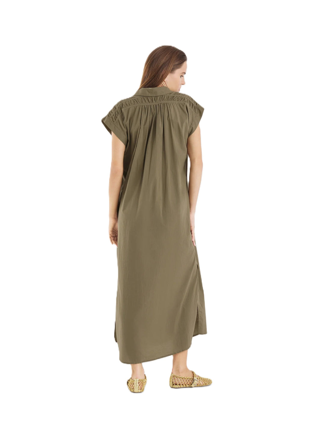Kleid von So Sue Maui dress in oliv. Langes Kleid mit Gürtel und Fältelungen an der Schulter. Knopfleiste und leichte sommerliche Ware. Fällt groß aus. 