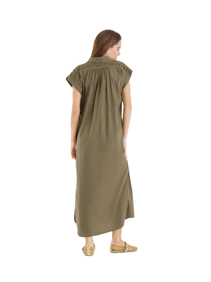 Kleid von So Sue Maui dress in oliv. Langes Kleid mit Gürtel und Fältelungen an der Schulter. Knopfleiste und leichte sommerliche Ware. Fällt groß aus. 