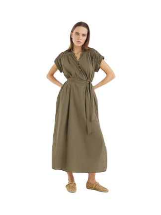 Kleid von So Sue Maui dress in oliv. Langes Kleid mit Gürtel und Fältelungen an der Schulter. Knopfleiste und leichte sommerliche Ware. Fällt groß aus. 