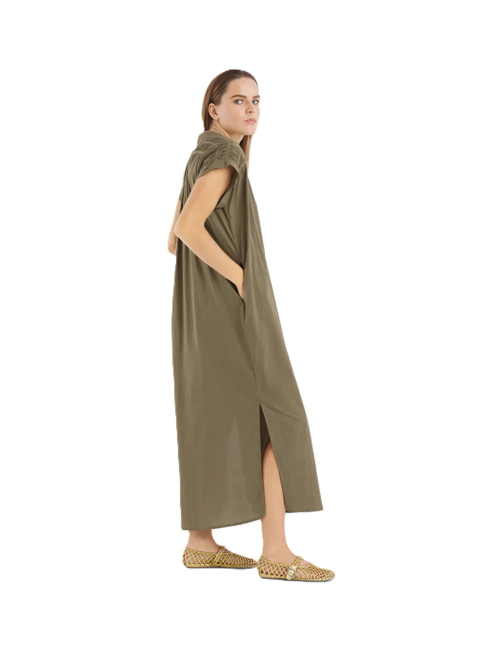 Kleid von So Sue Maui dress in oliv. Langes Kleid mit Gürtel und Fältelungen an der Schulter. Knopfleiste und leichte sommerliche Ware. Fällt groß aus. 