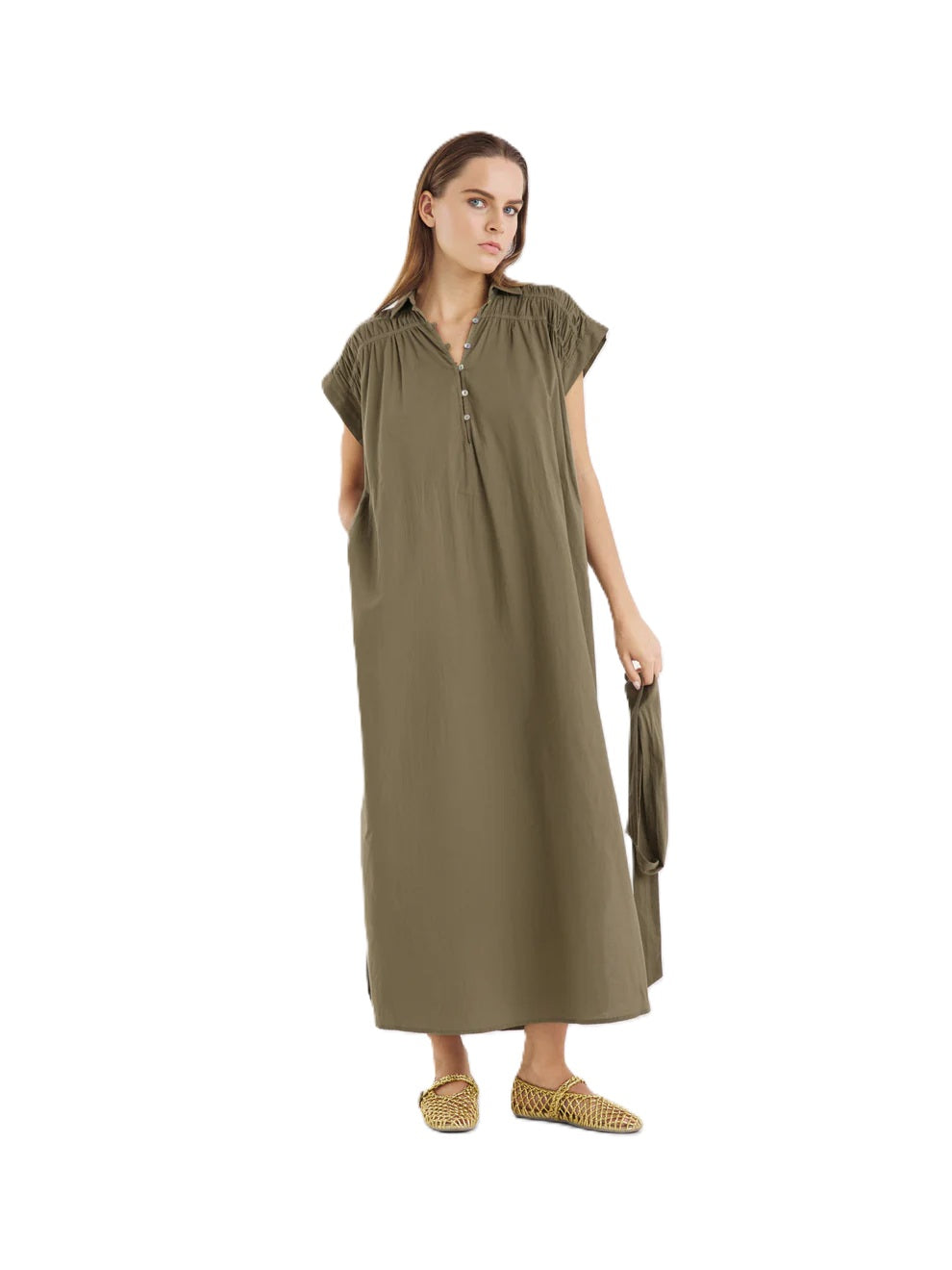 Kleid von So Sue Maui dress in oliv. Langes Kleid mit Gürtel und Fältelungen an der Schulter. Knopfleiste und leichte sommerliche Ware. Fällt groß aus. 