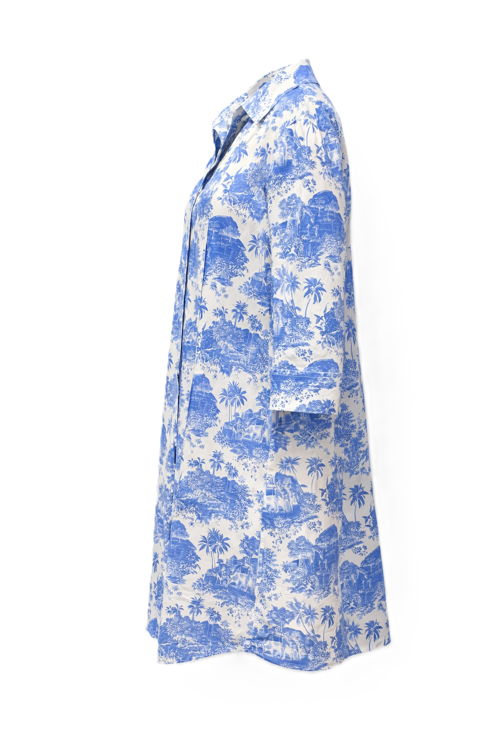 Kleid The White Shirt in blau weißem Print. Dieses Midikleid überzeugt mit einer locker fallenden, nicht figurbetonenden Passform, die der Silhouette schmeichelt und für angenehme Leichtigkeit sorgt. Der offene Hemdkragen und die durchgehende Knopfleiste verleihen dem Design eine moderne Note, während der Halbarm und zwei seitliche Eingriffstaschen sportlich wirken. 