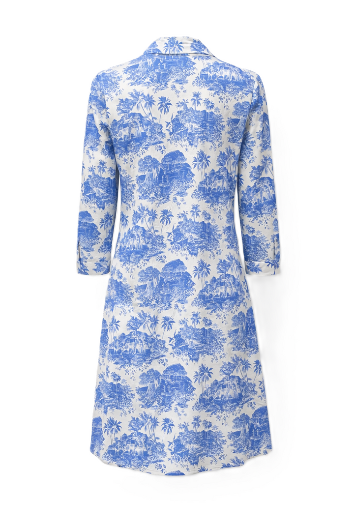 Kleid The White Shirt in blau weißem Print. Dieses Midikleid überzeugt mit einer locker fallenden, nicht figurbetonenden Passform, die der Silhouette schmeichelt und für angenehme Leichtigkeit sorgt. Der offene Hemdkragen und die durchgehende Knopfleiste verleihen dem Design eine moderne Note, während der Halbarm und zwei seitliche Eingriffstaschen sportlich wirken. 