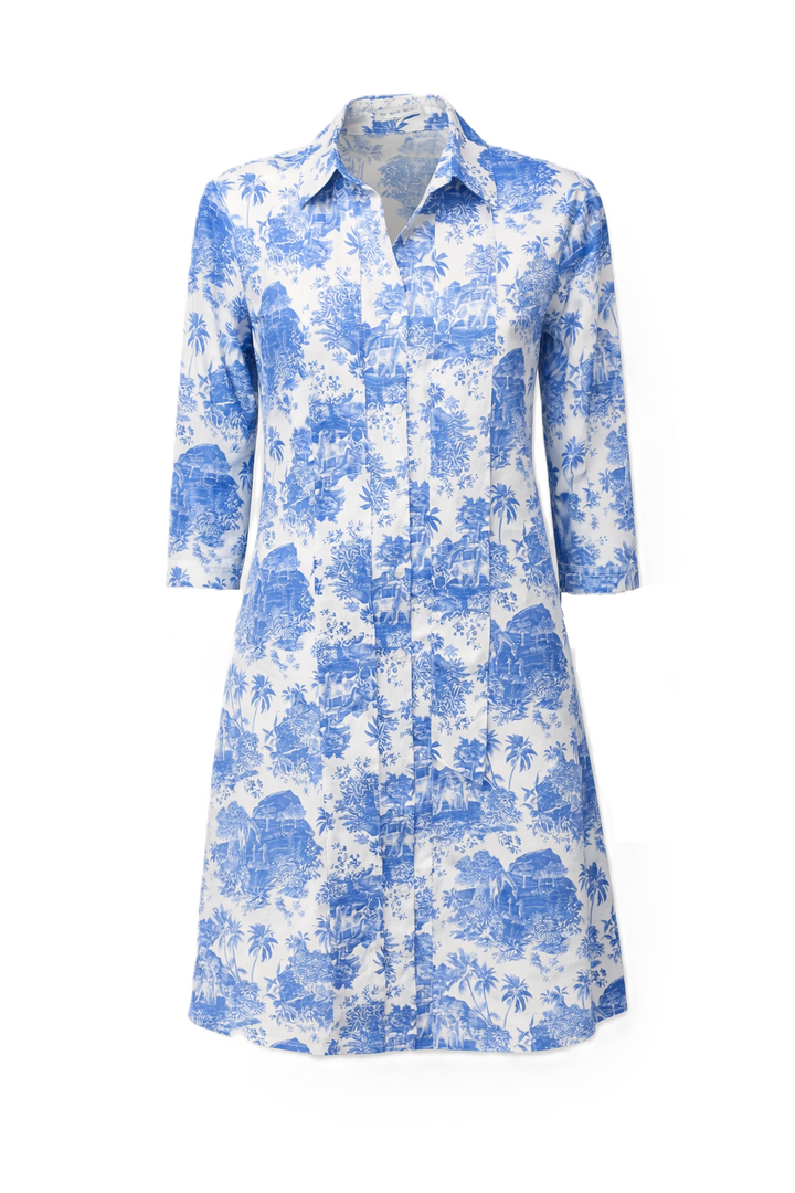 Kleid The White Shirt in blau weißem Print. Dieses Midikleid überzeugt mit einer locker fallenden, nicht figurbetonenden Passform, die der Silhouette schmeichelt und für angenehme Leichtigkeit sorgt. Der offene Hemdkragen und die durchgehende Knopfleiste verleihen dem Design eine moderne Note, während der Halbarm und zwei seitliche Eingriffstaschen sportlich wirken. 