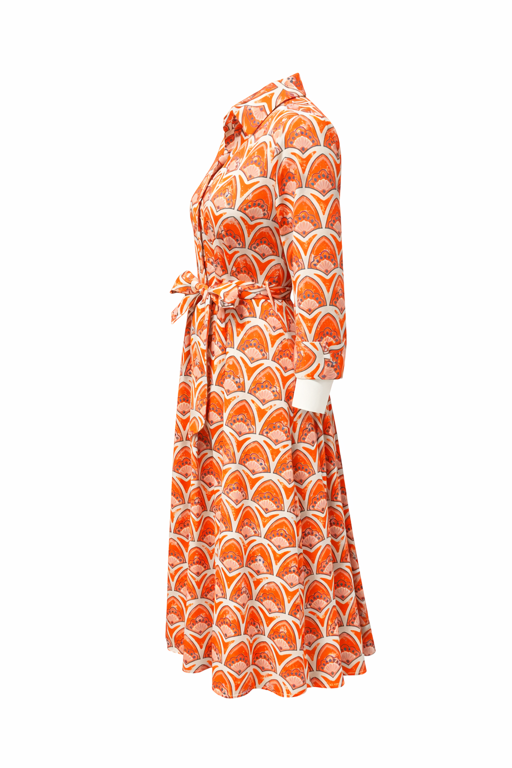 Kleid The White Shirt mit Print. Dieses feminine Hemdblusenkleid verbindet klassische Elemente mit sommerlicher Leichtigkeit. Der Hemdkragen und die durchgehende Knopfleiste verleihen ihm eine zeitlose Ausstrahlung, während das Bindeband die Taille betont, die sich vorne zur Schleife binden lässt. Das florale Muster unterstreicht den sommerlichen Charakter, sie hat eine knielange Silhouette und lange Ärmel.