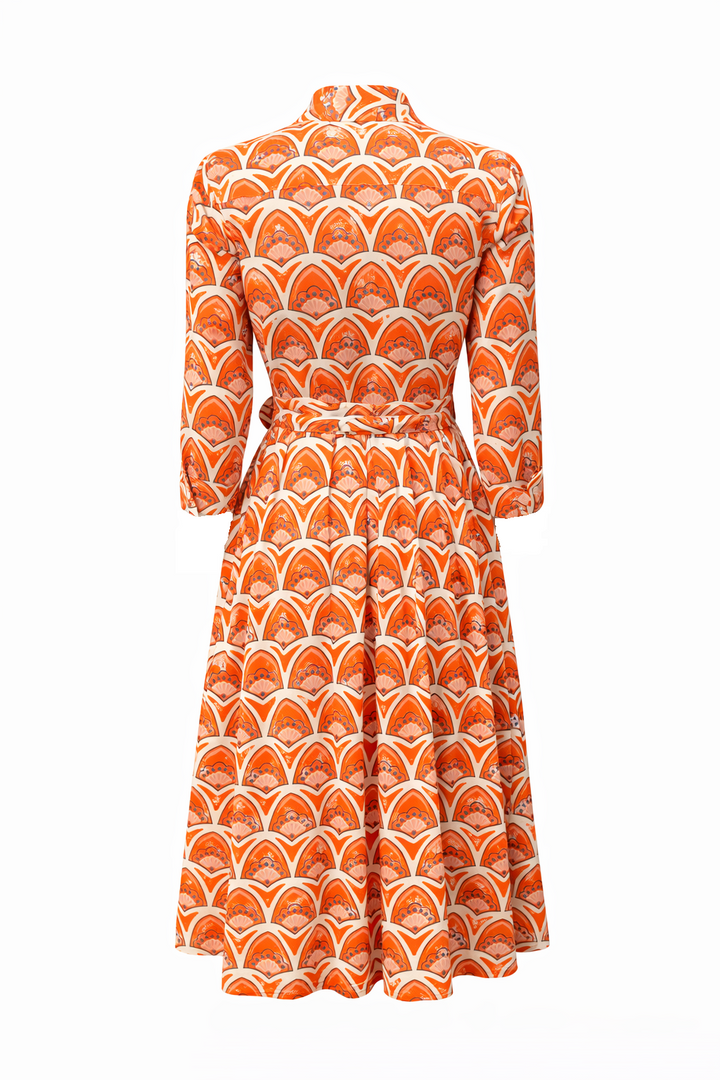 Kleid The White Shirt mit Print. Dieses feminine Hemdblusenkleid verbindet klassische Elemente mit sommerlicher Leichtigkeit. Der Hemdkragen und die durchgehende Knopfleiste verleihen ihm eine zeitlose Ausstrahlung, während das Bindeband die Taille betont, die sich vorne zur Schleife binden lässt. Das florale Muster unterstreicht den sommerlichen Charakter, sie hat eine knielange Silhouette und lange Ärmel.