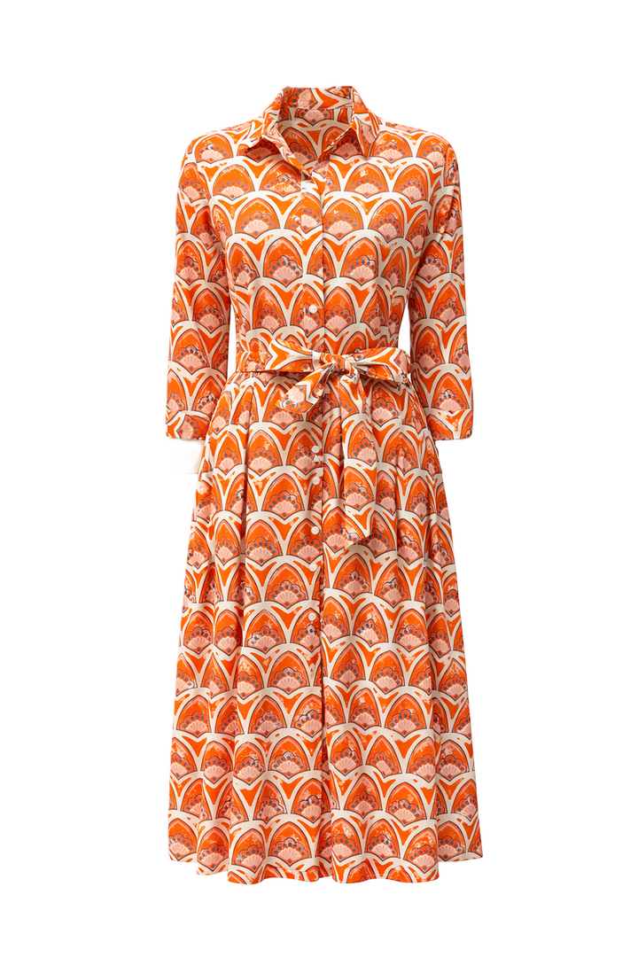 Kleid The White Shirt mit Print. Dieses feminine Hemdblusenkleid verbindet klassische Elemente mit sommerlicher Leichtigkeit. Der Hemdkragen und die durchgehende Knopfleiste verleihen ihm eine zeitlose Ausstrahlung, während das Bindeband die Taille betont, die sich vorne zur Schleife binden lässt. Das florale Muster unterstreicht den sommerlichen Charakter, sie hat eine knielange Silhouette und lange Ärmel.