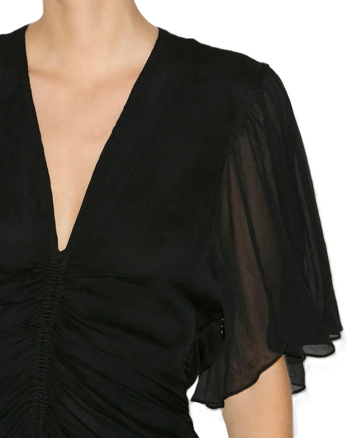 Kleid Isabel Marant VIVIENNE in schwarz. Dieses Musselinkleid begeistert mit seinem femininen V-Ausschnitt und gerafften kurzen Ärmeln mit zarten Volants. Seitentaschen und ein verdeckter seitlicher Reißverschluss sorgen für Komfort.  Raffinierte Falten vorne.