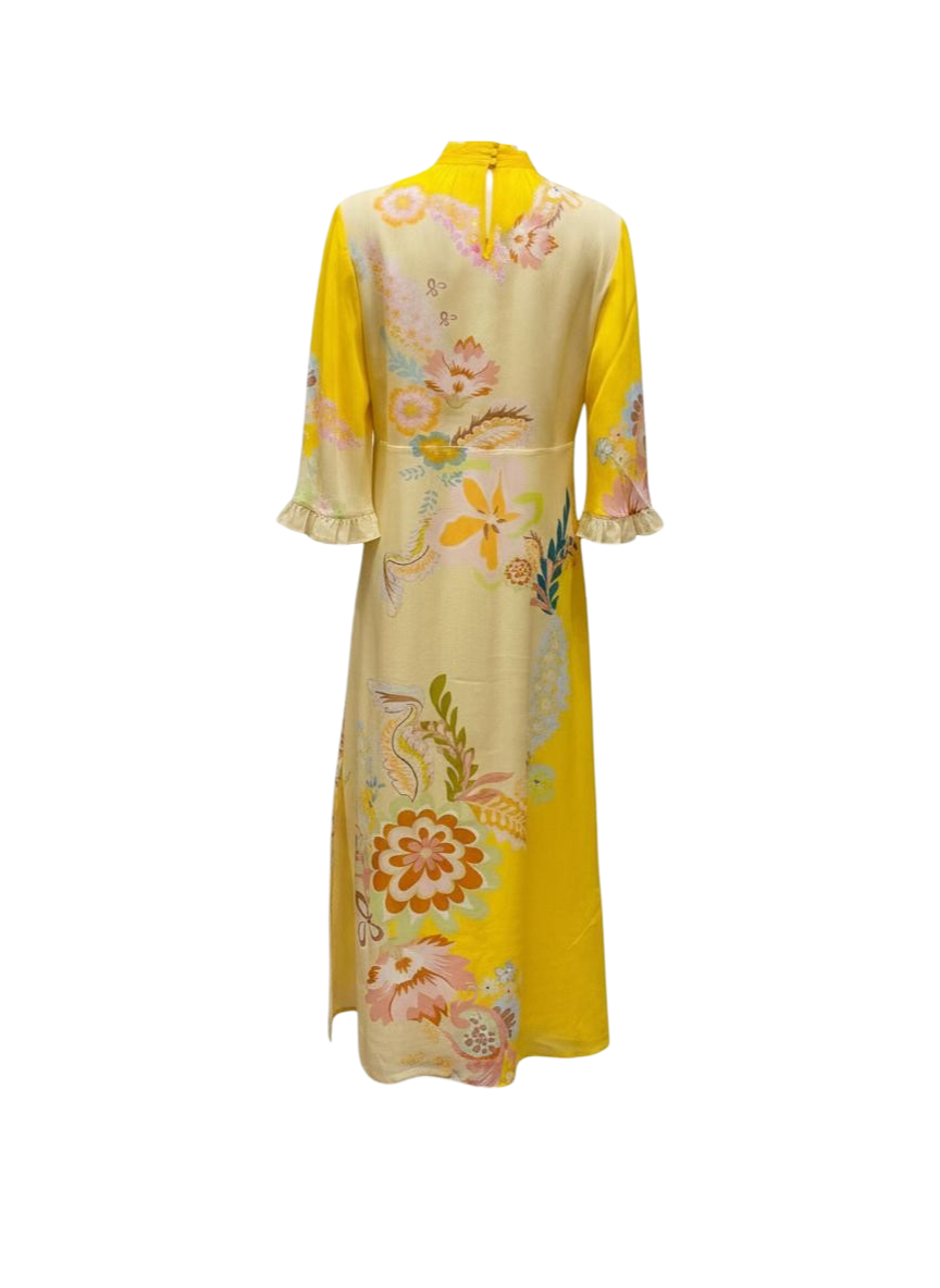 Kleid von Herzens mit Floralem Muster. Lang geschnitten mit Knotendetails und Rüschen im Paisleydruck. Schönes Sommerkleid. 