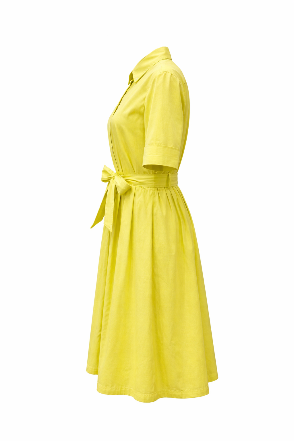 Kleid The White Shirt in gelb. Sehr schönes feminines Hemdblusenkleid. Das Kleid hat einen Kragen und einen Gürtel. Es hat einen Halbarm und ist bis ans Knie geschnitten. Außerdem hat es Taschen