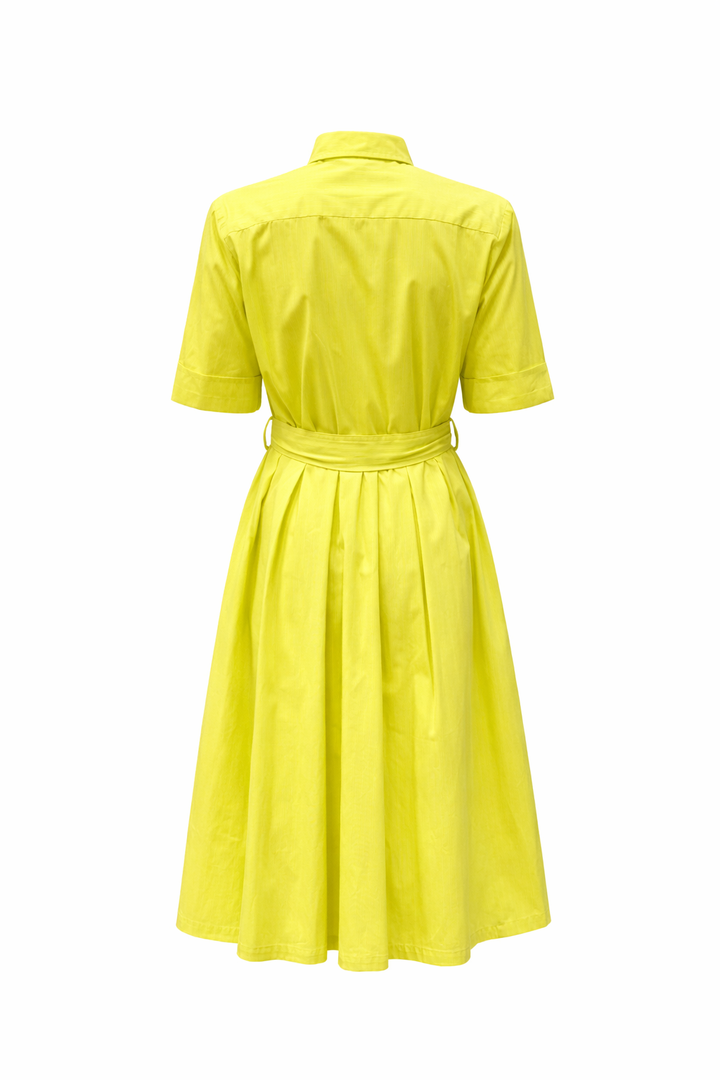 Kleid The White Shirt in gelb. Sehr schönes feminines Hemdblusenkleid. Das Kleid hat einen Kragen und einen Gürtel. Es hat einen Halbarm und ist bis ans Knie geschnitten. Außerdem hat es Taschen