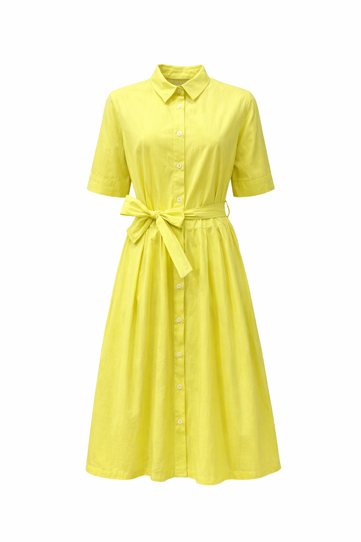 Kleid The White Shirt in gelb. Sehr schönes feminines Hemdblusenkleid. Das Kleid hat einen Kragen und einen Gürtel. Es hat einen Halbarm und ist bis ans Knie geschnitten. Außerdem hat es Taschen