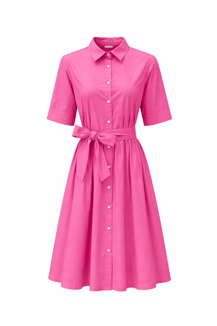 Kleid The White Shirt in fuchsia. Sehr schönes feminines Hemdblusenkleid. Das Kleid hat einen Kragen und einen Gürtel. Es hat einen Halbarm und ist bis ans Knie geschnitten. Außerdem hat es Taschen