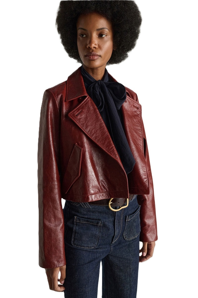 Lederjacke Dorothee Schumacher BROKEN SHINE Jacket in marsala. Die aus weichem Lammleder gefertigte, kastenförmige Jacke vermittelt mit ihrem mattglänzenden Finish einen modernen Vintage-Look. Der boxy Schnitt hat ausgestellte Ärmel und schräge Eingriffstaschen. Der Zweireiher hat ein Revers und einen Kragen und Riegeldetails.