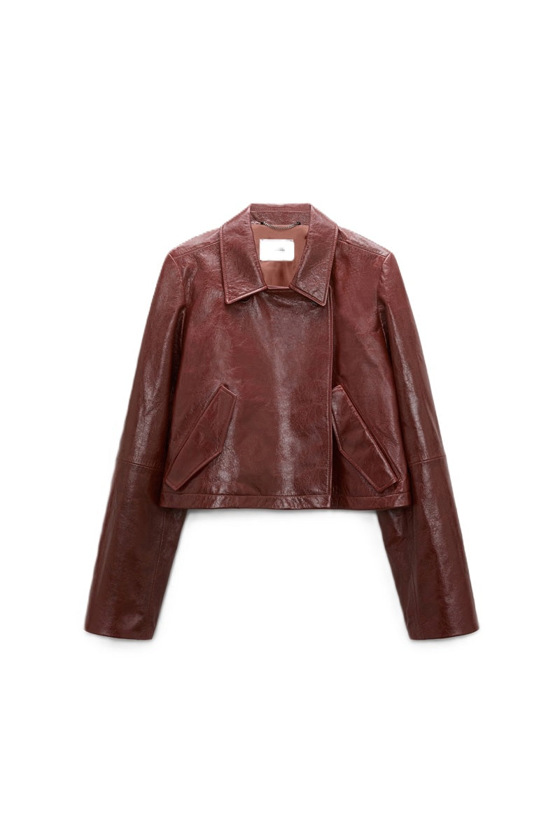 Lederjacke Dorothee Schumacher BROKEN SHINE Jacket in marsala. Die aus weichem Lammleder gefertigte, kastenförmige Jacke vermittelt mit ihrem mattglänzenden Finish einen modernen Vintage-Look. Der boxy Schnitt hat ausgestellte Ärmel und schräge Eingriffstaschen. Der Zweireiher hat ein Revers und einen Kragen und Riegeldetails.