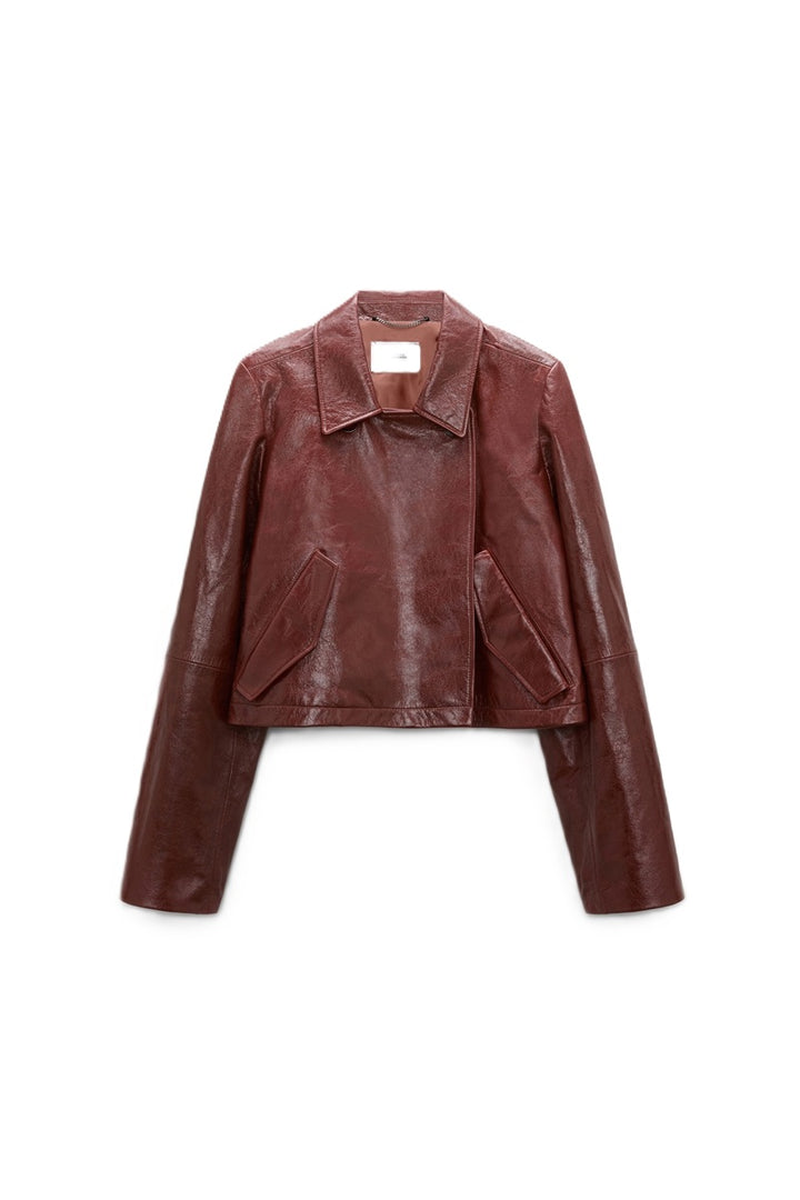 Lederjacke Dorothee Schumacher BROKEN SHINE Jacket in marsala. Die aus weichem Lammleder gefertigte, kastenförmige Jacke vermittelt mit ihrem mattglänzenden Finish einen modernen Vintage-Look. Der boxy Schnitt hat ausgestellte Ärmel und schräge Eingriffstaschen. Der Zweireiher hat ein Revers und einen Kragen und Riegeldetails.