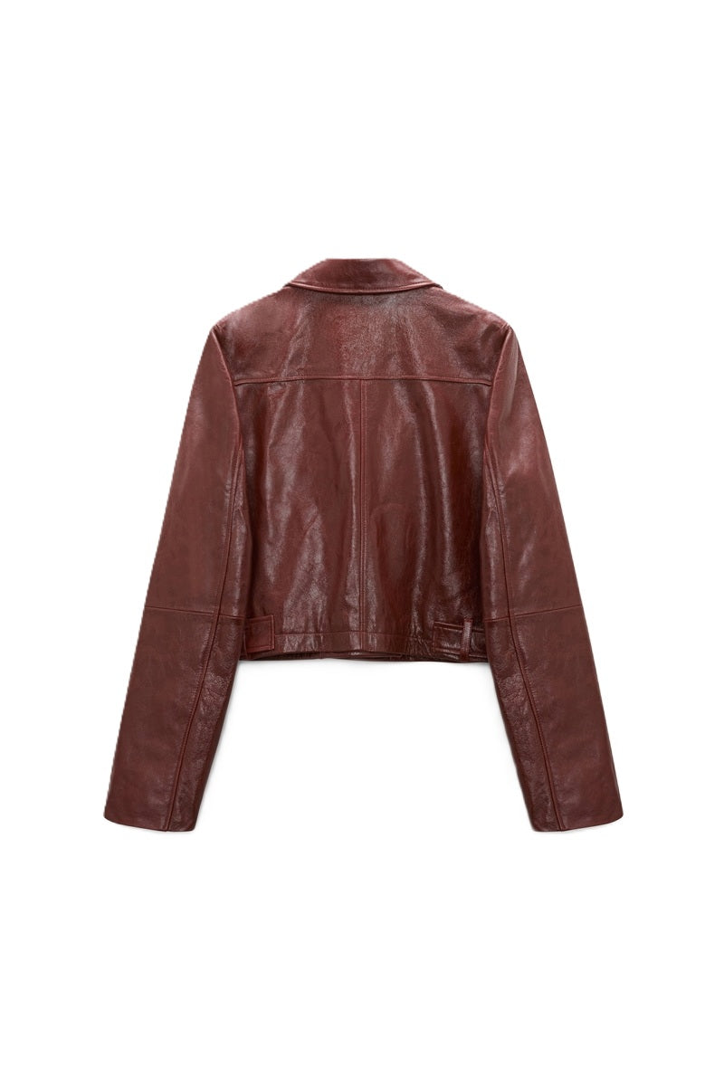 Lederjacke Dorothee Schumacher BROKEN SHINE Jacket in marsala. Die aus weichem Lammleder gefertigte, kastenförmige Jacke vermittelt mit ihrem mattglänzenden Finish einen modernen Vintage-Look. Der boxy Schnitt hat ausgestellte Ärmel und schräge Eingriffstaschen. Der Zweireiher hat ein Revers und einen Kragen und Riegeldetails.