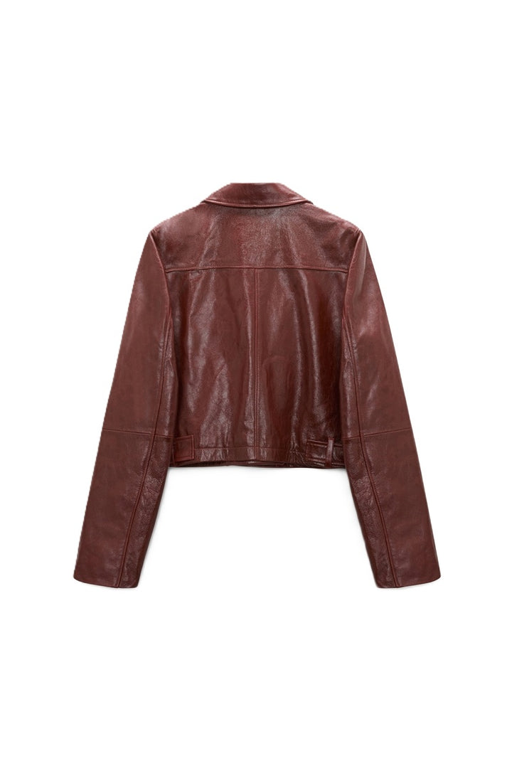 Lederjacke Dorothee Schumacher BROKEN SHINE Jacket in marsala. Die aus weichem Lammleder gefertigte, kastenförmige Jacke vermittelt mit ihrem mattglänzenden Finish einen modernen Vintage-Look. Der boxy Schnitt hat ausgestellte Ärmel und schräge Eingriffstaschen. Der Zweireiher hat ein Revers und einen Kragen und Riegeldetails.