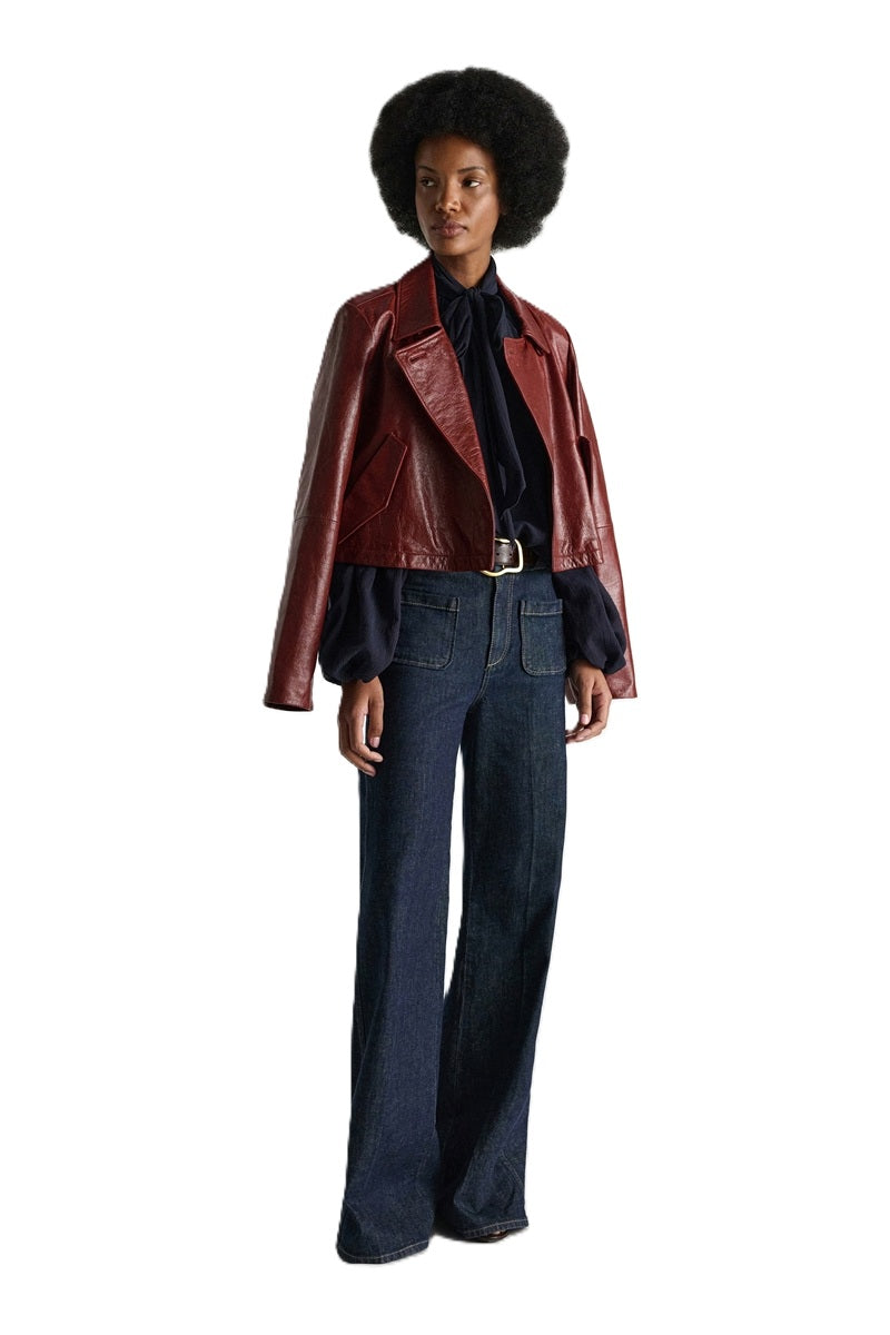 Lederjacke Dorothee Schumacher BROKEN SHINE Jacket in marsala. Die aus weichem Lammleder gefertigte, kastenförmige Jacke vermittelt mit ihrem mattglänzenden Finish einen modernen Vintage-Look. Der boxy Schnitt hat ausgestellte Ärmel und schräge Eingriffstaschen. Der Zweireiher hat ein Revers und einen Kragen und Riegeldetails.