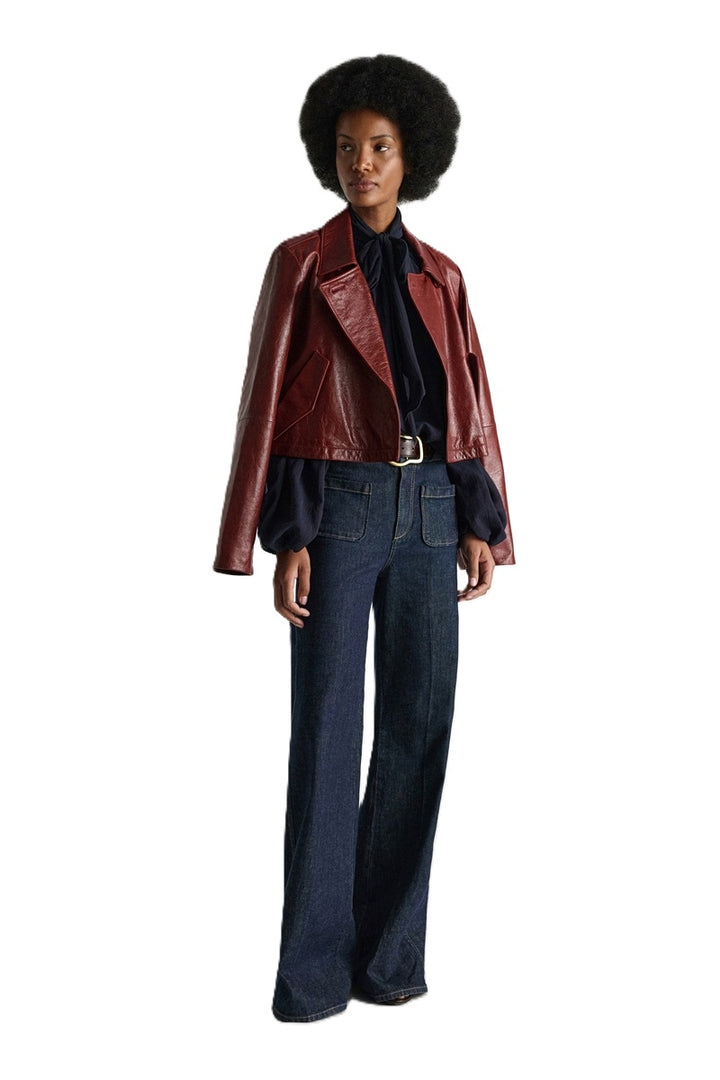 Lederjacke Dorothee Schumacher BROKEN SHINE Jacket in marsala. Die aus weichem Lammleder gefertigte, kastenförmige Jacke vermittelt mit ihrem mattglänzenden Finish einen modernen Vintage-Look. Der boxy Schnitt hat ausgestellte Ärmel und schräge Eingriffstaschen. Der Zweireiher hat ein Revers und einen Kragen und Riegeldetails.